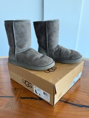 UGG Classic short Boots in Gray size 8